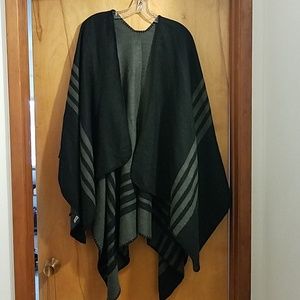 BB Dakota reversible poncho